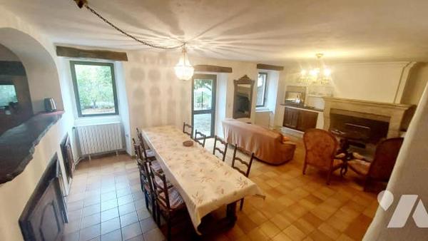 maison en pierres de caractère avec deux logements t3 et garage sur jardin clos