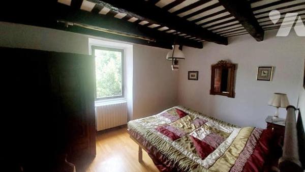 maison en pierres de caractère avec deux logements t3 et garage sur jardin clos