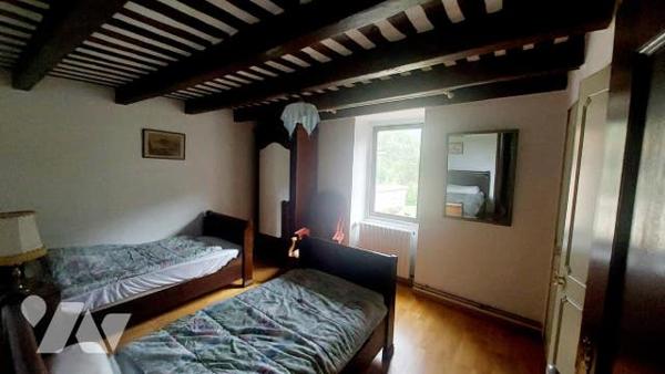 maison en pierres de caractère avec deux logements t3 et garage sur jardin clos