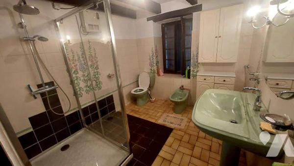 maison en pierres de caractère avec deux logements t3 et garage sur jardin clos