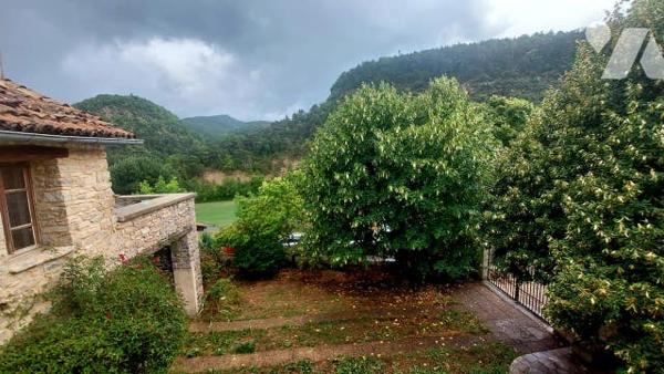 maison en pierres de caractère avec deux logements t3 et garage sur jardin clos