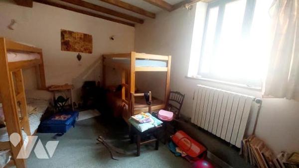 maison en pierres de caractère avec deux logements t3 et garage sur jardin clos