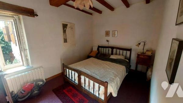 maison en pierres de caractère avec deux logements t3 et garage sur jardin clos