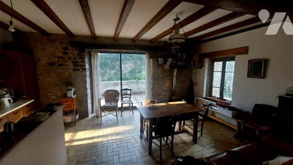 maison en pierres de caractère avec deux logements t3 et garage sur jardin clos