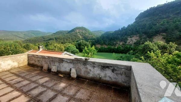 maison en pierres de caractère avec deux logements t3 et garage sur jardin clos