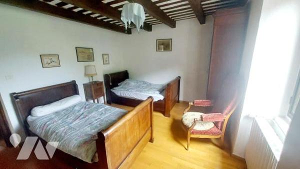 maison en pierres de caractère avec deux logements t3 et garage sur jardin clos