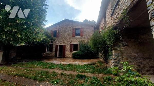 maison en pierres de caractère avec deux logements t3 et garage sur jardin clos