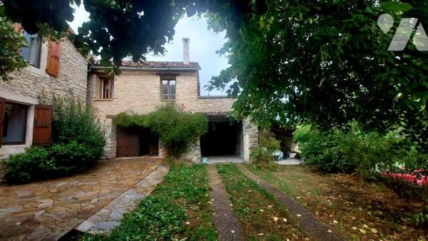 maison en pierres de caractère avec deux logements t3 et garage sur jardin clos