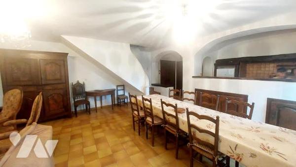 maison en pierres de caractère avec deux logements t3 et garage sur jardin clos