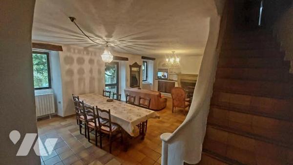 maison en pierres de caractère avec deux logements t3 et garage sur jardin clos