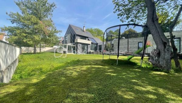 Au calme a deux pas du centre ville, au sein d'une voie privée, très belle maison moderne bâtie en 1988 développant 268,5m2 sur 1148 m2 de terrain . 
LES POINTS FORTS DE LA PROPRIÉTÉ
Architecture : Superbes baies vitrées toute hauteur, escaliers design sur mesure (mosaïque d'exception, verre suspendu), finitions soignées et lignes contemporaines.
Luminosité & ouverture : Baies coulissantes XXL ouvrant sur une vaste terrasse en bois plein sud et un jardin arboré sans vis-a-vis.
Espaces de vie de lumière : Un séjour cathédrale magistral avec puits de lumière et mezzanine en verre suspendu.
Cuisine : Cuisine haut de gamme entièrement équipée, arborant un îlot central en granit noir avec table intégrée et mosaïque, lumineuse.
Espace Bien-être & Loisirs : Véranda entièrement vitrée aménagée en salle de sport / espace détente donnant directement sur le jardin.
Rez-de-Chaussée :
Entrée : Entrée accueillante avec WC et rangements.
Cuisine Américaine : Immense cuisine laquée noire avec îlot central, vaste plan de travail, crédence en mosaïque scintillante et équipements encastrés.
Doubles Séjour : Vaste séjour double ultra-lumineux bénéficiant d'une belle hauteur sous plafond et de gardes-corps en verre.
Véranda : Pièce de vie supplémentaire baignée de soleil, idéale pour une salle de fitness, atelier ou salon d'été.
Espaces Techniques : Buanderie/cellier indépendant.
 Étage & Espaces Nuits (Suites
Parentales) :
Mezzanine : Passerelle surplombant le séjour avec puits de lumière et vue dégagée.
Première Suite : Belle chambre donnant sur terrasse/balcon avec vue sur le jardin, dressing, et une salle de bain d'exception équipée d'une baignoire îlot design, douche à l'italienne XXL et double vasque.
Seconde Suite : Grande chambre parentale avec salle d'eau privative ultra-chic (vasques dorées pose sur table, douche à l'italienne, WC suspendu).
Dressing sur-mesure / Bureau : Espace dédié au rangement optimisé sous pente.
Dernier Niveau : 
Accessible par un spectaculaire escalier en
verre design. Vaste suite sous combles avec velux grands formats et sa salle d'eau privative avec WC.
EXTÉRIEURS & ÉQUIPEMENTS
Terrasse en bois bordant la propriété, idéale
pour les repas en extérieur. Jardin clos et arboré, idéal pour une famille (espace de jeux/trampoline).
Dépendance appart de 33 m2 avec un wc suspendu  , une chambre …