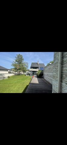 Au calme a deux pas du centre ville, au sein d'une voie privée, très belle maison moderne bâtie en 1988 développant 268,5m2 sur 1148 m2 de terrain . 
LES POINTS FORTS DE LA PROPRIÉTÉ
Architecture : Superbes baies vitrées toute hauteur, escaliers design sur mesure (mosaïque d'exception, verre suspendu), finitions soignées et lignes contemporaines.
Luminosité & ouverture : Baies coulissantes XXL ouvrant sur une vaste terrasse en bois plein sud et un jardin arboré sans vis-a-vis.
Espaces de vie de lumière : Un séjour cathédrale magistral avec puits de lumière et mezzanine en verre suspendu.
Cuisine : Cuisine haut de gamme entièrement équipée, arborant un îlot central en granit noir avec table intégrée et mosaïque, lumineuse.
Espace Bien-être & Loisirs : Véranda entièrement vitrée aménagée en salle de sport / espace détente donnant directement sur le jardin.
Rez-de-Chaussée :
Entrée : Entrée accueillante avec WC et rangements.
Cuisine Américaine : Immense cuisine laquée noire avec îlot central, vaste plan de travail, crédence en mosaïque scintillante et équipements encastrés.
Doubles Séjour : Vaste séjour double ultra-lumineux bénéficiant d'une belle hauteur sous plafond et de gardes-corps en verre.
Véranda : Pièce de vie supplémentaire baignée de soleil, idéale pour une salle de fitness, atelier ou salon d'été.
Espaces Techniques : Buanderie/cellier indépendant.
 Étage & Espaces Nuits (Suites
Parentales) :
Mezzanine : Passerelle surplombant le séjour avec puits de lumière et vue dégagée.
Première Suite : Belle chambre donnant sur terrasse/balcon avec vue sur le jardin, dressing, et une salle de bain d'exception équipée d'une baignoire îlot design, douche à l'italienne XXL et double vasque.
Seconde Suite : Grande chambre parentale avec salle d'eau privative ultra-chic (vasques dorées pose sur table, douche à l'italienne, WC suspendu).
Dressing sur-mesure / Bureau : Espace dédié au rangement optimisé sous pente.
Dernier Niveau : 
Accessible par un spectaculaire escalier en
verre design. Vaste suite sous combles avec velux grands formats et sa salle d'eau privative avec WC.
EXTÉRIEURS & ÉQUIPEMENTS
Terrasse en bois bordant la propriété, idéale
pour les repas en extérieur. Jardin clos et arboré, idéal pour une famille (espace de jeux/trampoline).
Dépendance appart de 33 m2 avec un wc suspendu  , une chambre …
