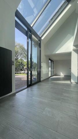 Au calme a deux pas du centre ville, au sein d'une voie privée, très belle maison moderne bâtie en 1988 développant 268,5m2 sur 1148 m2 de terrain . 
LES POINTS FORTS DE LA PROPRIÉTÉ
Architecture : Superbes baies vitrées toute hauteur, escaliers design sur mesure (mosaïque d'exception, verre suspendu), finitions soignées et lignes contemporaines.
Luminosité & ouverture : Baies coulissantes XXL ouvrant sur une vaste terrasse en bois plein sud et un jardin arboré sans vis-a-vis.
Espaces de vie de lumière : Un séjour cathédrale magistral avec puits de lumière et mezzanine en verre suspendu.
Cuisine : Cuisine haut de gamme entièrement équipée, arborant un îlot central en granit noir avec table intégrée et mosaïque, lumineuse.
Espace Bien-être & Loisirs : Véranda entièrement vitrée aménagée en salle de sport / espace détente donnant directement sur le jardin.
Rez-de-Chaussée :
Entrée : Entrée accueillante avec WC et rangements.
Cuisine Américaine : Immense cuisine laquée noire avec îlot central, vaste plan de travail, crédence en mosaïque scintillante et équipements encastrés.
Doubles Séjour : Vaste séjour double ultra-lumineux bénéficiant d'une belle hauteur sous plafond et de gardes-corps en verre.
Véranda : Pièce de vie supplémentaire baignée de soleil, idéale pour une salle de fitness, atelier ou salon d'été.
Espaces Techniques : Buanderie/cellier indépendant.
 Étage & Espaces Nuits (Suites
Parentales) :
Mezzanine : Passerelle surplombant le séjour avec puits de lumière et vue dégagée.
Première Suite : Belle chambre donnant sur terrasse/balcon avec vue sur le jardin, dressing, et une salle de bain d'exception équipée d'une baignoire îlot design, douche à l'italienne XXL et double vasque.
Seconde Suite : Grande chambre parentale avec salle d'eau privative ultra-chic (vasques dorées pose sur table, douche à l'italienne, WC suspendu).
Dressing sur-mesure / Bureau : Espace dédié au rangement optimisé sous pente.
Dernier Niveau : 
Accessible par un spectaculaire escalier en
verre design. Vaste suite sous combles avec velux grands formats et sa salle d'eau privative avec WC.
EXTÉRIEURS & ÉQUIPEMENTS
Terrasse en bois bordant la propriété, idéale
pour les repas en extérieur. Jardin clos et arboré, idéal pour une famille (espace de jeux/trampoline).
Dépendance appart de 33 m2 avec un wc suspendu  , une chambre …
