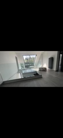 Au calme a deux pas du centre ville, au sein d'une voie privée, très belle maison moderne bâtie en 1988 développant 268,5m2 sur 1148 m2 de terrain . 
LES POINTS FORTS DE LA PROPRIÉTÉ
Architecture : Superbes baies vitrées toute hauteur, escaliers design sur mesure (mosaïque d'exception, verre suspendu), finitions soignées et lignes contemporaines.
Luminosité & ouverture : Baies coulissantes XXL ouvrant sur une vaste terrasse en bois plein sud et un jardin arboré sans vis-a-vis.
Espaces de vie de lumière : Un séjour cathédrale magistral avec puits de lumière et mezzanine en verre suspendu.
Cuisine : Cuisine haut de gamme entièrement équipée, arborant un îlot central en granit noir avec table intégrée et mosaïque, lumineuse.
Espace Bien-être & Loisirs : Véranda entièrement vitrée aménagée en salle de sport / espace détente donnant directement sur le jardin.
Rez-de-Chaussée :
Entrée : Entrée accueillante avec WC et rangements.
Cuisine Américaine : Immense cuisine laquée noire avec îlot central, vaste plan de travail, crédence en mosaïque scintillante et équipements encastrés.
Doubles Séjour : Vaste séjour double ultra-lumineux bénéficiant d'une belle hauteur sous plafond et de gardes-corps en verre.
Véranda : Pièce de vie supplémentaire baignée de soleil, idéale pour une salle de fitness, atelier ou salon d'été.
Espaces Techniques : Buanderie/cellier indépendant.
 Étage & Espaces Nuits (Suites
Parentales) :
Mezzanine : Passerelle surplombant le séjour avec puits de lumière et vue dégagée.
Première Suite : Belle chambre donnant sur terrasse/balcon avec vue sur le jardin, dressing, et une salle de bain d'exception équipée d'une baignoire îlot design, douche à l'italienne XXL et double vasque.
Seconde Suite : Grande chambre parentale avec salle d'eau privative ultra-chic (vasques dorées pose sur table, douche à l'italienne, WC suspendu).
Dressing sur-mesure / Bureau : Espace dédié au rangement optimisé sous pente.
Dernier Niveau : 
Accessible par un spectaculaire escalier en
verre design. Vaste suite sous combles avec velux grands formats et sa salle d'eau privative avec WC.
EXTÉRIEURS & ÉQUIPEMENTS
Terrasse en bois bordant la propriété, idéale
pour les repas en extérieur. Jardin clos et arboré, idéal pour une famille (espace de jeux/trampoline).
Dépendance appart de 33 m2 avec un wc suspendu  , une chambre …