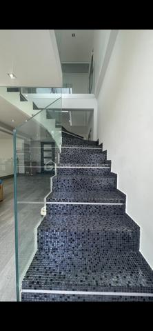 Au calme a deux pas du centre ville, au sein d'une voie privée, très belle maison moderne bâtie en 1988 développant 268,5m2 sur 1148 m2 de terrain . 
LES POINTS FORTS DE LA PROPRIÉTÉ
Architecture : Superbes baies vitrées toute hauteur, escaliers design sur mesure (mosaïque d'exception, verre suspendu), finitions soignées et lignes contemporaines.
Luminosité & ouverture : Baies coulissantes XXL ouvrant sur une vaste terrasse en bois plein sud et un jardin arboré sans vis-a-vis.
Espaces de vie de lumière : Un séjour cathédrale magistral avec puits de lumière et mezzanine en verre suspendu.
Cuisine : Cuisine haut de gamme entièrement équipée, arborant un îlot central en granit noir avec table intégrée et mosaïque, lumineuse.
Espace Bien-être & Loisirs : Véranda entièrement vitrée aménagée en salle de sport / espace détente donnant directement sur le jardin.
Rez-de-Chaussée :
Entrée : Entrée accueillante avec WC et rangements.
Cuisine Américaine : Immense cuisine laquée noire avec îlot central, vaste plan de travail, crédence en mosaïque scintillante et équipements encastrés.
Doubles Séjour : Vaste séjour double ultra-lumineux bénéficiant d'une belle hauteur sous plafond et de gardes-corps en verre.
Véranda : Pièce de vie supplémentaire baignée de soleil, idéale pour une salle de fitness, atelier ou salon d'été.
Espaces Techniques : Buanderie/cellier indépendant.
 Étage & Espaces Nuits (Suites
Parentales) :
Mezzanine : Passerelle surplombant le séjour avec puits de lumière et vue dégagée.
Première Suite : Belle chambre donnant sur terrasse/balcon avec vue sur le jardin, dressing, et une salle de bain d'exception équipée d'une baignoire îlot design, douche à l'italienne XXL et double vasque.
Seconde Suite : Grande chambre parentale avec salle d'eau privative ultra-chic (vasques dorées pose sur table, douche à l'italienne, WC suspendu).
Dressing sur-mesure / Bureau : Espace dédié au rangement optimisé sous pente.
Dernier Niveau : 
Accessible par un spectaculaire escalier en
verre design. Vaste suite sous combles avec velux grands formats et sa salle d'eau privative avec WC.
EXTÉRIEURS & ÉQUIPEMENTS
Terrasse en bois bordant la propriété, idéale
pour les repas en extérieur. Jardin clos et arboré, idéal pour une famille (espace de jeux/trampoline).
Dépendance appart de 33 m2 avec un wc suspendu  , une chambre …