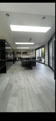 Au calme a deux pas du centre ville, au sein d'une voie privée, très belle maison moderne bâtie en 1988 développant 268,5m2 sur 1148 m2 de terrain . 
LES POINTS FORTS DE LA PROPRIÉTÉ
Architecture : Superbes baies vitrées toute hauteur, escaliers design sur mesure (mosaïque d'exception, verre suspendu), finitions soignées et lignes contemporaines.
Luminosité & ouverture : Baies coulissantes XXL ouvrant sur une vaste terrasse en bois plein sud et un jardin arboré sans vis-a-vis.
Espaces de vie de lumière : Un séjour cathédrale magistral avec puits de lumière et mezzanine en verre suspendu.
Cuisine : Cuisine haut de gamme entièrement équipée, arborant un îlot central en granit noir avec table intégrée et mosaïque, lumineuse.
Espace Bien-être & Loisirs : Véranda entièrement vitrée aménagée en salle de sport / espace détente donnant directement sur le jardin.
Rez-de-Chaussée :
Entrée : Entrée accueillante avec WC et rangements.
Cuisine Américaine : Immense cuisine laquée noire avec îlot central, vaste plan de travail, crédence en mosaïque scintillante et équipements encastrés.
Doubles Séjour : Vaste séjour double ultra-lumineux bénéficiant d'une belle hauteur sous plafond et de gardes-corps en verre.
Véranda : Pièce de vie supplémentaire baignée de soleil, idéale pour une salle de fitness, atelier ou salon d'été.
Espaces Techniques : Buanderie/cellier indépendant.
 Étage & Espaces Nuits (Suites
Parentales) :
Mezzanine : Passerelle surplombant le séjour avec puits de lumière et vue dégagée.
Première Suite : Belle chambre donnant sur terrasse/balcon avec vue sur le jardin, dressing, et une salle de bain d'exception équipée d'une baignoire îlot design, douche à l'italienne XXL et double vasque.
Seconde Suite : Grande chambre parentale avec salle d'eau privative ultra-chic (vasques dorées pose sur table, douche à l'italienne, WC suspendu).
Dressing sur-mesure / Bureau : Espace dédié au rangement optimisé sous pente.
Dernier Niveau : 
Accessible par un spectaculaire escalier en
verre design. Vaste suite sous combles avec velux grands formats et sa salle d'eau privative avec WC.
EXTÉRIEURS & ÉQUIPEMENTS
Terrasse en bois bordant la propriété, idéale
pour les repas en extérieur. Jardin clos et arboré, idéal pour une famille (espace de jeux/trampoline).
Dépendance appart de 33 m2 avec un wc suspendu  , une chambre …