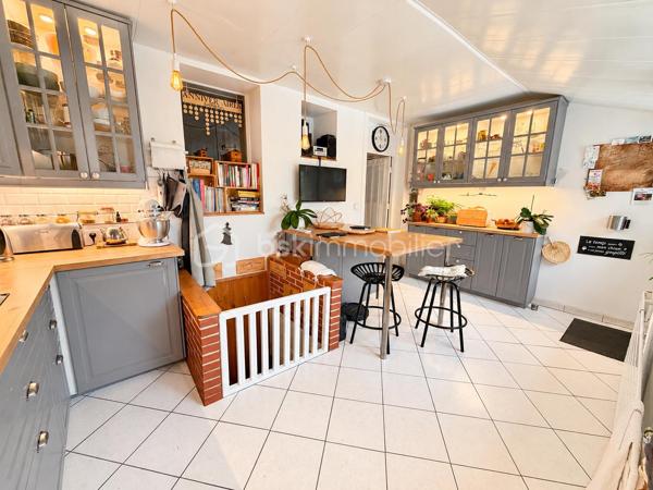 Idéalement située à proximité de la N20, direction Paris, et de la gare TER desservant Paris et Orléans.
Laissez-vous séduire par cette belle maison familiale située à Angerville, rénovée récemment avec soin, offrant de beaux volumes, de belles prestations et un cadre de vie agréable.
Dès votre arrivée, vous découvrirez un spacieux salon agrémenté d'une magnifique cheminée, véritable pièce maîtresse de cet espace de vie, apportant charme, chaleur et convivialité. Une belle cuisine aménagée et entièrement équipée, à la fois fonctionnelle et accueillante, complète cet espace.
Le rez-de-chaussée dispose également d'une salle d'eau, d'une buanderie ainsi que d'un garage attenant à la maison, offrant un confort appréciable au quotidien.
À l'étage, l'espace nuit vous séduira par ses trois grandes chambres aux volumes généreux, chacune équipée de placards intégrés, alliant confort et praticité. Une salle de bains complète ce niveau.
Au dernier étage, vous découvrirez une quatrième chambre spacieuse, également dotée de rangements intégrés, idéale pour accueillir famille et amis ou aménager un espace selon vos envies.
Un véritable atout pour les amateurs de vin : une superbe cave à vin aménagée, apportant une touche de caractère et d'authenticité à cette propriété.
Autre point fort de cette maison : sa dépendance isolée, disposant d'une mezzanine offrant la possibilité de créer une pièce supplémentaire ainsi que d'une salle d'eau. Un espace aux multiples possibilités, idéal pour recevoir vos proches, aménager un bureau indépendant ou concrétiser vos projets.
Côté extérieur, profitez d'un magnifique jardin entièrement clos et sans vis-à-vis, aménagé où tout a été pensé pour votre confort. Équipé d'un système d'arrosage automatique et d'un robot tondeuse, il vous permettra de profiter pleinement de votre extérieur tout en limitant son entretien. Un espace barbecue avec abri vient compléter cet ensemble, idéal pour partager d'agréables moments en famille ou entre amis.
Côté prestations, la maison bénéficie d'une rénovation récente ainsi que de menuiseries en PVC double vitrage et d'un raccordement au tout-à-l'égout, assurant un confort appréciable au quotidien.
Une maison pleine de charme, récemment rénovée, alliant espace, confort et tranquillité. Un bien aux nombreux atouts, idéal pour une famille souhaitant s'installer dans un environnement agréable.