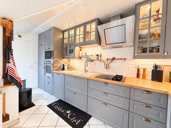 Idéalement située à proximité de la N20, direction Paris, et de la gare TER desservant Paris et Orléans.
Laissez-vous séduire par cette belle maison familiale située à Angerville, rénovée récemment avec soin, offrant de beaux volumes, de belles prestations et un cadre de vie agréable.
Dès votre arrivée, vous découvrirez un spacieux salon agrémenté d'une magnifique cheminée, véritable pièce maîtresse de cet espace de vie, apportant charme, chaleur et convivialité. Une belle cuisine aménagée et entièrement équipée, à la fois fonctionnelle et accueillante, complète cet espace.
Le rez-de-chaussée dispose également d'une salle d'eau, d'une buanderie ainsi que d'un garage attenant à la maison, offrant un confort appréciable au quotidien.
À l'étage, l'espace nuit vous séduira par ses trois grandes chambres aux volumes généreux, chacune équipée de placards intégrés, alliant confort et praticité. Une salle de bains complète ce niveau.
Au dernier étage, vous découvrirez une quatrième chambre spacieuse, également dotée de rangements intégrés, idéale pour accueillir famille et amis ou aménager un espace selon vos envies.
Un véritable atout pour les amateurs de vin : une superbe cave à vin aménagée, apportant une touche de caractère et d'authenticité à cette propriété.
Autre point fort de cette maison : sa dépendance isolée, disposant d'une mezzanine offrant la possibilité de créer une pièce supplémentaire ainsi que d'une salle d'eau. Un espace aux multiples possibilités, idéal pour recevoir vos proches, aménager un bureau indépendant ou concrétiser vos projets.
Côté extérieur, profitez d'un magnifique jardin entièrement clos et sans vis-à-vis, aménagé où tout a été pensé pour votre confort. Équipé d'un système d'arrosage automatique et d'un robot tondeuse, il vous permettra de profiter pleinement de votre extérieur tout en limitant son entretien. Un espace barbecue avec abri vient compléter cet ensemble, idéal pour partager d'agréables moments en famille ou entre amis.
Côté prestations, la maison bénéficie d'une rénovation récente ainsi que de menuiseries en PVC double vitrage et d'un raccordement au tout-à-l'égout, assurant un confort appréciable au quotidien.
Une maison pleine de charme, récemment rénovée, alliant espace, confort et tranquillité. Un bien aux nombreux atouts, idéal pour une famille souhaitant s'installer dans un environnement agréable.