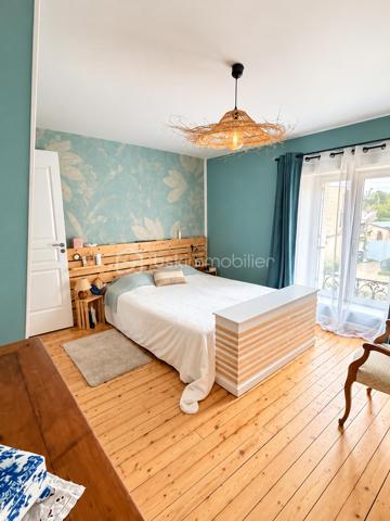 Idéalement située à proximité de la N20, direction Paris, et de la gare TER desservant Paris et Orléans.
Laissez-vous séduire par cette belle maison familiale située à Angerville, rénovée récemment avec soin, offrant de beaux volumes, de belles prestations et un cadre de vie agréable.
Dès votre arrivée, vous découvrirez un spacieux salon agrémenté d'une magnifique cheminée, véritable pièce maîtresse de cet espace de vie, apportant charme, chaleur et convivialité. Une belle cuisine aménagée et entièrement équipée, à la fois fonctionnelle et accueillante, complète cet espace.
Le rez-de-chaussée dispose également d'une salle d'eau, d'une buanderie ainsi que d'un garage attenant à la maison, offrant un confort appréciable au quotidien.
À l'étage, l'espace nuit vous séduira par ses trois grandes chambres aux volumes généreux, chacune équipée de placards intégrés, alliant confort et praticité. Une salle de bains complète ce niveau.
Au dernier étage, vous découvrirez une quatrième chambre spacieuse, également dotée de rangements intégrés, idéale pour accueillir famille et amis ou aménager un espace selon vos envies.
Un véritable atout pour les amateurs de vin : une superbe cave à vin aménagée, apportant une touche de caractère et d'authenticité à cette propriété.
Autre point fort de cette maison : sa dépendance isolée, disposant d'une mezzanine offrant la possibilité de créer une pièce supplémentaire ainsi que d'une salle d'eau. Un espace aux multiples possibilités, idéal pour recevoir vos proches, aménager un bureau indépendant ou concrétiser vos projets.
Côté extérieur, profitez d'un magnifique jardin entièrement clos et sans vis-à-vis, aménagé où tout a été pensé pour votre confort. Équipé d'un système d'arrosage automatique et d'un robot tondeuse, il vous permettra de profiter pleinement de votre extérieur tout en limitant son entretien. Un espace barbecue avec abri vient compléter cet ensemble, idéal pour partager d'agréables moments en famille ou entre amis.
Côté prestations, la maison bénéficie d'une rénovation récente ainsi que de menuiseries en PVC double vitrage et d'un raccordement au tout-à-l'égout, assurant un confort appréciable au quotidien.
Une maison pleine de charme, récemment rénovée, alliant espace, confort et tranquillité. Un bien aux nombreux atouts, idéal pour une famille souhaitant s'installer dans un environnement agréable.