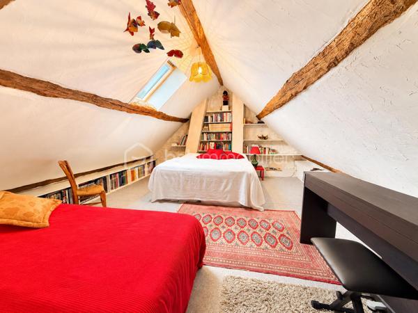 Idéalement située à proximité de la N20, direction Paris, et de la gare TER desservant Paris et Orléans.
Laissez-vous séduire par cette belle maison familiale située à Angerville, rénovée récemment avec soin, offrant de beaux volumes, de belles prestations et un cadre de vie agréable.
Dès votre arrivée, vous découvrirez un spacieux salon agrémenté d'une magnifique cheminée, véritable pièce maîtresse de cet espace de vie, apportant charme, chaleur et convivialité. Une belle cuisine aménagée et entièrement équipée, à la fois fonctionnelle et accueillante, complète cet espace.
Le rez-de-chaussée dispose également d'une salle d'eau, d'une buanderie ainsi que d'un garage attenant à la maison, offrant un confort appréciable au quotidien.
À l'étage, l'espace nuit vous séduira par ses trois grandes chambres aux volumes généreux, chacune équipée de placards intégrés, alliant confort et praticité. Une salle de bains complète ce niveau.
Au dernier étage, vous découvrirez une quatrième chambre spacieuse, également dotée de rangements intégrés, idéale pour accueillir famille et amis ou aménager un espace selon vos envies.
Un véritable atout pour les amateurs de vin : une superbe cave à vin aménagée, apportant une touche de caractère et d'authenticité à cette propriété.
Autre point fort de cette maison : sa dépendance isolée, disposant d'une mezzanine offrant la possibilité de créer une pièce supplémentaire ainsi que d'une salle d'eau. Un espace aux multiples possibilités, idéal pour recevoir vos proches, aménager un bureau indépendant ou concrétiser vos projets.
Côté extérieur, profitez d'un magnifique jardin entièrement clos et sans vis-à-vis, aménagé où tout a été pensé pour votre confort. Équipé d'un système d'arrosage automatique et d'un robot tondeuse, il vous permettra de profiter pleinement de votre extérieur tout en limitant son entretien. Un espace barbecue avec abri vient compléter cet ensemble, idéal pour partager d'agréables moments en famille ou entre amis.
Côté prestations, la maison bénéficie d'une rénovation récente ainsi que de menuiseries en PVC double vitrage et d'un raccordement au tout-à-l'égout, assurant un confort appréciable au quotidien.
Une maison pleine de charme, récemment rénovée, alliant espace, confort et tranquillité. Un bien aux nombreux atouts, idéal pour une famille souhaitant s'installer dans un environnement agréable.