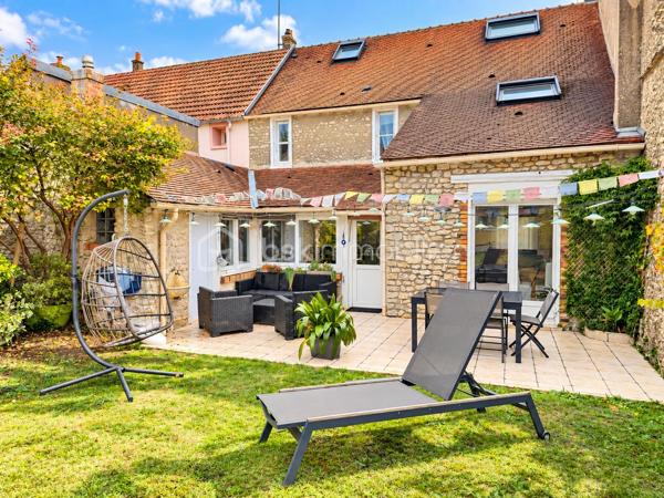 Idéalement située à proximité de la N20, direction Paris, et de la gare TER desservant Paris et Orléans.
Laissez-vous séduire par cette belle maison familiale située à Angerville, rénovée récemment avec soin, offrant de beaux volumes, de belles prestations et un cadre de vie agréable.
Dès votre arrivée, vous découvrirez un spacieux salon agrémenté d'une magnifique cheminée, véritable pièce maîtresse de cet espace de vie, apportant charme, chaleur et convivialité. Une belle cuisine aménagée et entièrement équipée, à la fois fonctionnelle et accueillante, complète cet espace.
Le rez-de-chaussée dispose également d'une salle d'eau, d'une buanderie ainsi que d'un garage attenant à la maison, offrant un confort appréciable au quotidien.
À l'étage, l'espace nuit vous séduira par ses trois grandes chambres aux volumes généreux, chacune équipée de placards intégrés, alliant confort et praticité. Une salle de bains complète ce niveau.
Au dernier étage, vous découvrirez une quatrième chambre spacieuse, également dotée de rangements intégrés, idéale pour accueillir famille et amis ou aménager un espace selon vos envies.
Un véritable atout pour les amateurs de vin : une superbe cave à vin aménagée, apportant une touche de caractère et d'authenticité à cette propriété.
Autre point fort de cette maison : sa dépendance isolée, disposant d'une mezzanine offrant la possibilité de créer une pièce supplémentaire ainsi que d'une salle d'eau. Un espace aux multiples possibilités, idéal pour recevoir vos proches, aménager un bureau indépendant ou concrétiser vos projets.
Côté extérieur, profitez d'un magnifique jardin entièrement clos et sans vis-à-vis, aménagé où tout a été pensé pour votre confort. Équipé d'un système d'arrosage automatique et d'un robot tondeuse, il vous permettra de profiter pleinement de votre extérieur tout en limitant son entretien. Un espace barbecue avec abri vient compléter cet ensemble, idéal pour partager d'agréables moments en famille ou entre amis.
Côté prestations, la maison bénéficie d'une rénovation récente ainsi que de menuiseries en PVC double vitrage et d'un raccordement au tout-à-l'égout, assurant un confort appréciable au quotidien.
Une maison pleine de charme, récemment rénovée, alliant espace, confort et tranquillité. Un bien aux nombreux atouts, idéal pour une famille souhaitant s'installer dans un environnement agréable.