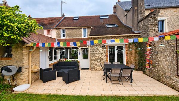 Idéalement située à proximité de la N20, direction Paris, et de la gare TER desservant Paris et Orléans.
Laissez-vous séduire par cette belle maison familiale située à Angerville, rénovée récemment avec soin, offrant de beaux volumes, de belles prestations et un cadre de vie agréable.
Dès votre arrivée, vous découvrirez un spacieux salon agrémenté d'une magnifique cheminée, véritable pièce maîtresse de cet espace de vie, apportant charme, chaleur et convivialité. Une belle cuisine aménagée et entièrement équipée, à la fois fonctionnelle et accueillante, complète cet espace.
Le rez-de-chaussée dispose également d'une salle d'eau, d'une buanderie ainsi que d'un garage attenant à la maison, offrant un confort appréciable au quotidien.
À l'étage, l'espace nuit vous séduira par ses trois grandes chambres aux volumes généreux, chacune équipée de placards intégrés, alliant confort et praticité. Une salle de bains complète ce niveau.
Au dernier étage, vous découvrirez une quatrième chambre spacieuse, également dotée de rangements intégrés, idéale pour accueillir famille et amis ou aménager un espace selon vos envies.
Un véritable atout pour les amateurs de vin : une superbe cave à vin aménagée, apportant une touche de caractère et d'authenticité à cette propriété.
Autre point fort de cette maison : sa dépendance isolée, disposant d'une mezzanine offrant la possibilité de créer une pièce supplémentaire ainsi que d'une salle d'eau. Un espace aux multiples possibilités, idéal pour recevoir vos proches, aménager un bureau indépendant ou concrétiser vos projets.
Côté extérieur, profitez d'un magnifique jardin entièrement clos et sans vis-à-vis, aménagé où tout a été pensé pour votre confort. Équipé d'un système d'arrosage automatique et d'un robot tondeuse, il vous permettra de profiter pleinement de votre extérieur tout en limitant son entretien. Un espace barbecue avec abri vient compléter cet ensemble, idéal pour partager d'agréables moments en famille ou entre amis.
Côté prestations, la maison bénéficie d'une rénovation récente ainsi que de menuiseries en PVC double vitrage et d'un raccordement au tout-à-l'égout, assurant un confort appréciable au quotidien.
Une maison pleine de charme, récemment rénovée, alliant espace, confort et tranquillité. Un bien aux nombreux atouts, idéal pour une famille souhaitant s'installer dans un environnement agréable.