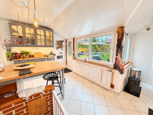 Idéalement située à proximité de la N20, direction Paris, et de la gare TER desservant Paris et Orléans.
Laissez-vous séduire par cette belle maison familiale située à Angerville, rénovée récemment avec soin, offrant de beaux volumes, de belles prestations et un cadre de vie agréable.
Dès votre arrivée, vous découvrirez un spacieux salon agrémenté d'une magnifique cheminée, véritable pièce maîtresse de cet espace de vie, apportant charme, chaleur et convivialité. Une belle cuisine aménagée et entièrement équipée, à la fois fonctionnelle et accueillante, complète cet espace.
Le rez-de-chaussée dispose également d'une salle d'eau, d'une buanderie ainsi que d'un garage attenant à la maison, offrant un confort appréciable au quotidien.
À l'étage, l'espace nuit vous séduira par ses trois grandes chambres aux volumes généreux, chacune équipée de placards intégrés, alliant confort et praticité. Une salle de bains complète ce niveau.
Au dernier étage, vous découvrirez une quatrième chambre spacieuse, également dotée de rangements intégrés, idéale pour accueillir famille et amis ou aménager un espace selon vos envies.
Un véritable atout pour les amateurs de vin : une superbe cave à vin aménagée, apportant une touche de caractère et d'authenticité à cette propriété.
Autre point fort de cette maison : sa dépendance isolée, disposant d'une mezzanine offrant la possibilité de créer une pièce supplémentaire ainsi que d'une salle d'eau. Un espace aux multiples possibilités, idéal pour recevoir vos proches, aménager un bureau indépendant ou concrétiser vos projets.
Côté extérieur, profitez d'un magnifique jardin entièrement clos et sans vis-à-vis, aménagé où tout a été pensé pour votre confort. Équipé d'un système d'arrosage automatique et d'un robot tondeuse, il vous permettra de profiter pleinement de votre extérieur tout en limitant son entretien. Un espace barbecue avec abri vient compléter cet ensemble, idéal pour partager d'agréables moments en famille ou entre amis.
Côté prestations, la maison bénéficie d'une rénovation récente ainsi que de menuiseries en PVC double vitrage et d'un raccordement au tout-à-l'égout, assurant un confort appréciable au quotidien.
Une maison pleine de charme, récemment rénovée, alliant espace, confort et tranquillité. Un bien aux nombreux atouts, idéal pour une famille souhaitant s'installer dans un environnement agréable.