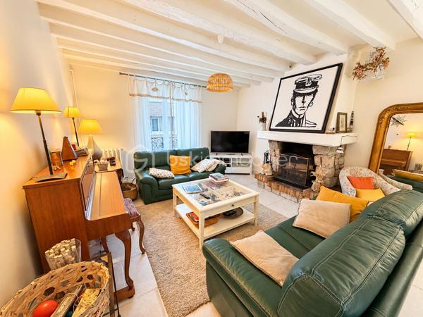 Idéalement située à proximité de la N20, direction Paris, et de la gare TER desservant Paris et Orléans.
Laissez-vous séduire par cette belle maison familiale située à Angerville, rénovée récemment avec soin, offrant de beaux volumes, de belles prestations et un cadre de vie agréable.
Dès votre arrivée, vous découvrirez un spacieux salon agrémenté d'une magnifique cheminée, véritable pièce maîtresse de cet espace de vie, apportant charme, chaleur et convivialité. Une belle cuisine aménagée et entièrement équipée, à la fois fonctionnelle et accueillante, complète cet espace.
Le rez-de-chaussée dispose également d'une salle d'eau, d'une buanderie ainsi que d'un garage attenant à la maison, offrant un confort appréciable au quotidien.
À l'étage, l'espace nuit vous séduira par ses trois grandes chambres aux volumes généreux, chacune équipée de placards intégrés, alliant confort et praticité. Une salle de bains complète ce niveau.
Au dernier étage, vous découvrirez une quatrième chambre spacieuse, également dotée de rangements intégrés, idéale pour accueillir famille et amis ou aménager un espace selon vos envies.
Un véritable atout pour les amateurs de vin : une superbe cave à vin aménagée, apportant une touche de caractère et d'authenticité à cette propriété.
Autre point fort de cette maison : sa dépendance isolée, disposant d'une mezzanine offrant la possibilité de créer une pièce supplémentaire ainsi que d'une salle d'eau. Un espace aux multiples possibilités, idéal pour recevoir vos proches, aménager un bureau indépendant ou concrétiser vos projets.
Côté extérieur, profitez d'un magnifique jardin entièrement clos et sans vis-à-vis, aménagé où tout a été pensé pour votre confort. Équipé d'un système d'arrosage automatique et d'un robot tondeuse, il vous permettra de profiter pleinement de votre extérieur tout en limitant son entretien. Un espace barbecue avec abri vient compléter cet ensemble, idéal pour partager d'agréables moments en famille ou entre amis.
Côté prestations, la maison bénéficie d'une rénovation récente ainsi que de menuiseries en PVC double vitrage et d'un raccordement au tout-à-l'égout, assurant un confort appréciable au quotidien.
Une maison pleine de charme, récemment rénovée, alliant espace, confort et tranquillité. Un bien aux nombreux atouts, idéal pour une famille souhaitant s'installer dans un environnement agréable.