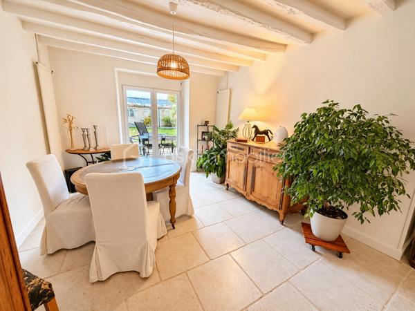Idéalement située à proximité de la N20, direction Paris, et de la gare TER desservant Paris et Orléans.
Laissez-vous séduire par cette belle maison familiale située à Angerville, rénovée récemment avec soin, offrant de beaux volumes, de belles prestations et un cadre de vie agréable.
Dès votre arrivée, vous découvrirez un spacieux salon agrémenté d'une magnifique cheminée, véritable pièce maîtresse de cet espace de vie, apportant charme, chaleur et convivialité. Une belle cuisine aménagée et entièrement équipée, à la fois fonctionnelle et accueillante, complète cet espace.
Le rez-de-chaussée dispose également d'une salle d'eau, d'une buanderie ainsi que d'un garage attenant à la maison, offrant un confort appréciable au quotidien.
À l'étage, l'espace nuit vous séduira par ses trois grandes chambres aux volumes généreux, chacune équipée de placards intégrés, alliant confort et praticité. Une salle de bains complète ce niveau.
Au dernier étage, vous découvrirez une quatrième chambre spacieuse, également dotée de rangements intégrés, idéale pour accueillir famille et amis ou aménager un espace selon vos envies.
Un véritable atout pour les amateurs de vin : une superbe cave à vin aménagée, apportant une touche de caractère et d'authenticité à cette propriété.
Autre point fort de cette maison : sa dépendance isolée, disposant d'une mezzanine offrant la possibilité de créer une pièce supplémentaire ainsi que d'une salle d'eau. Un espace aux multiples possibilités, idéal pour recevoir vos proches, aménager un bureau indépendant ou concrétiser vos projets.
Côté extérieur, profitez d'un magnifique jardin entièrement clos et sans vis-à-vis, aménagé où tout a été pensé pour votre confort. Équipé d'un système d'arrosage automatique et d'un robot tondeuse, il vous permettra de profiter pleinement de votre extérieur tout en limitant son entretien. Un espace barbecue avec abri vient compléter cet ensemble, idéal pour partager d'agréables moments en famille ou entre amis.
Côté prestations, la maison bénéficie d'une rénovation récente ainsi que de menuiseries en PVC double vitrage et d'un raccordement au tout-à-l'égout, assurant un confort appréciable au quotidien.
Une maison pleine de charme, récemment rénovée, alliant espace, confort et tranquillité. Un bien aux nombreux atouts, idéal pour une famille souhaitant s'installer dans un environnement agréable.