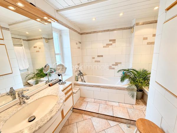 Idéalement située à proximité de la N20, direction Paris, et de la gare TER desservant Paris et Orléans.
Laissez-vous séduire par cette belle maison familiale située à Angerville, rénovée récemment avec soin, offrant de beaux volumes, de belles prestations et un cadre de vie agréable.
Dès votre arrivée, vous découvrirez un spacieux salon agrémenté d'une magnifique cheminée, véritable pièce maîtresse de cet espace de vie, apportant charme, chaleur et convivialité. Une belle cuisine aménagée et entièrement équipée, à la fois fonctionnelle et accueillante, complète cet espace.
Le rez-de-chaussée dispose également d'une salle d'eau, d'une buanderie ainsi que d'un garage attenant à la maison, offrant un confort appréciable au quotidien.
À l'étage, l'espace nuit vous séduira par ses trois grandes chambres aux volumes généreux, chacune équipée de placards intégrés, alliant confort et praticité. Une salle de bains complète ce niveau.
Au dernier étage, vous découvrirez une quatrième chambre spacieuse, également dotée de rangements intégrés, idéale pour accueillir famille et amis ou aménager un espace selon vos envies.
Un véritable atout pour les amateurs de vin : une superbe cave à vin aménagée, apportant une touche de caractère et d'authenticité à cette propriété.
Autre point fort de cette maison : sa dépendance isolée, disposant d'une mezzanine offrant la possibilité de créer une pièce supplémentaire ainsi que d'une salle d'eau. Un espace aux multiples possibilités, idéal pour recevoir vos proches, aménager un bureau indépendant ou concrétiser vos projets.
Côté extérieur, profitez d'un magnifique jardin entièrement clos et sans vis-à-vis, aménagé où tout a été pensé pour votre confort. Équipé d'un système d'arrosage automatique et d'un robot tondeuse, il vous permettra de profiter pleinement de votre extérieur tout en limitant son entretien. Un espace barbecue avec abri vient compléter cet ensemble, idéal pour partager d'agréables moments en famille ou entre amis.
Côté prestations, la maison bénéficie d'une rénovation récente ainsi que de menuiseries en PVC double vitrage et d'un raccordement au tout-à-l'égout, assurant un confort appréciable au quotidien.
Une maison pleine de charme, récemment rénovée, alliant espace, confort et tranquillité. Un bien aux nombreux atouts, idéal pour une famille souhaitant s'installer dans un environnement agréable.