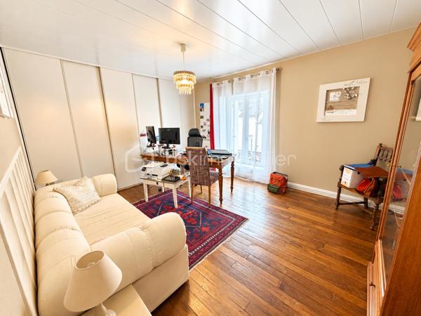 Idéalement située à proximité de la N20, direction Paris, et de la gare TER desservant Paris et Orléans.
Laissez-vous séduire par cette belle maison familiale située à Angerville, rénovée récemment avec soin, offrant de beaux volumes, de belles prestations et un cadre de vie agréable.
Dès votre arrivée, vous découvrirez un spacieux salon agrémenté d'une magnifique cheminée, véritable pièce maîtresse de cet espace de vie, apportant charme, chaleur et convivialité. Une belle cuisine aménagée et entièrement équipée, à la fois fonctionnelle et accueillante, complète cet espace.
Le rez-de-chaussée dispose également d'une salle d'eau, d'une buanderie ainsi que d'un garage attenant à la maison, offrant un confort appréciable au quotidien.
À l'étage, l'espace nuit vous séduira par ses trois grandes chambres aux volumes généreux, chacune équipée de placards intégrés, alliant confort et praticité. Une salle de bains complète ce niveau.
Au dernier étage, vous découvrirez une quatrième chambre spacieuse, également dotée de rangements intégrés, idéale pour accueillir famille et amis ou aménager un espace selon vos envies.
Un véritable atout pour les amateurs de vin : une superbe cave à vin aménagée, apportant une touche de caractère et d'authenticité à cette propriété.
Autre point fort de cette maison : sa dépendance isolée, disposant d'une mezzanine offrant la possibilité de créer une pièce supplémentaire ainsi que d'une salle d'eau. Un espace aux multiples possibilités, idéal pour recevoir vos proches, aménager un bureau indépendant ou concrétiser vos projets.
Côté extérieur, profitez d'un magnifique jardin entièrement clos et sans vis-à-vis, aménagé où tout a été pensé pour votre confort. Équipé d'un système d'arrosage automatique et d'un robot tondeuse, il vous permettra de profiter pleinement de votre extérieur tout en limitant son entretien. Un espace barbecue avec abri vient compléter cet ensemble, idéal pour partager d'agréables moments en famille ou entre amis.
Côté prestations, la maison bénéficie d'une rénovation récente ainsi que de menuiseries en PVC double vitrage et d'un raccordement au tout-à-l'égout, assurant un confort appréciable au quotidien.
Une maison pleine de charme, récemment rénovée, alliant espace, confort et tranquillité. Un bien aux nombreux atouts, idéal pour une famille souhaitant s'installer dans un environnement agréable.