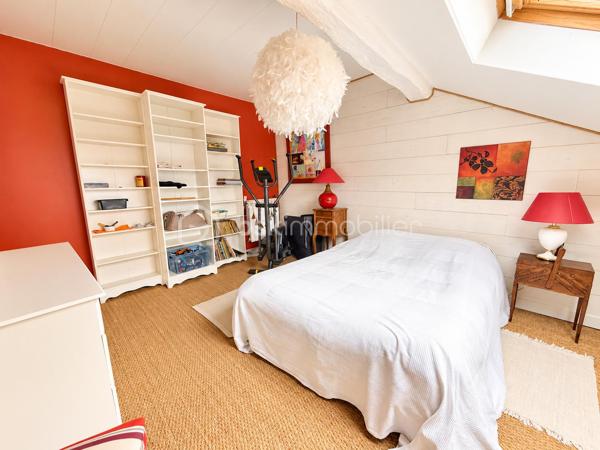 Idéalement située à proximité de la N20, direction Paris, et de la gare TER desservant Paris et Orléans.
Laissez-vous séduire par cette belle maison familiale située à Angerville, rénovée récemment avec soin, offrant de beaux volumes, de belles prestations et un cadre de vie agréable.
Dès votre arrivée, vous découvrirez un spacieux salon agrémenté d'une magnifique cheminée, véritable pièce maîtresse de cet espace de vie, apportant charme, chaleur et convivialité. Une belle cuisine aménagée et entièrement équipée, à la fois fonctionnelle et accueillante, complète cet espace.
Le rez-de-chaussée dispose également d'une salle d'eau, d'une buanderie ainsi que d'un garage attenant à la maison, offrant un confort appréciable au quotidien.
À l'étage, l'espace nuit vous séduira par ses trois grandes chambres aux volumes généreux, chacune équipée de placards intégrés, alliant confort et praticité. Une salle de bains complète ce niveau.
Au dernier étage, vous découvrirez une quatrième chambre spacieuse, également dotée de rangements intégrés, idéale pour accueillir famille et amis ou aménager un espace selon vos envies.
Un véritable atout pour les amateurs de vin : une superbe cave à vin aménagée, apportant une touche de caractère et d'authenticité à cette propriété.
Autre point fort de cette maison : sa dépendance isolée, disposant d'une mezzanine offrant la possibilité de créer une pièce supplémentaire ainsi que d'une salle d'eau. Un espace aux multiples possibilités, idéal pour recevoir vos proches, aménager un bureau indépendant ou concrétiser vos projets.
Côté extérieur, profitez d'un magnifique jardin entièrement clos et sans vis-à-vis, aménagé où tout a été pensé pour votre confort. Équipé d'un système d'arrosage automatique et d'un robot tondeuse, il vous permettra de profiter pleinement de votre extérieur tout en limitant son entretien. Un espace barbecue avec abri vient compléter cet ensemble, idéal pour partager d'agréables moments en famille ou entre amis.
Côté prestations, la maison bénéficie d'une rénovation récente ainsi que de menuiseries en PVC double vitrage et d'un raccordement au tout-à-l'égout, assurant un confort appréciable au quotidien.
Une maison pleine de charme, récemment rénovée, alliant espace, confort et tranquillité. Un bien aux nombreux atouts, idéal pour une famille souhaitant s'installer dans un environnement agréable.