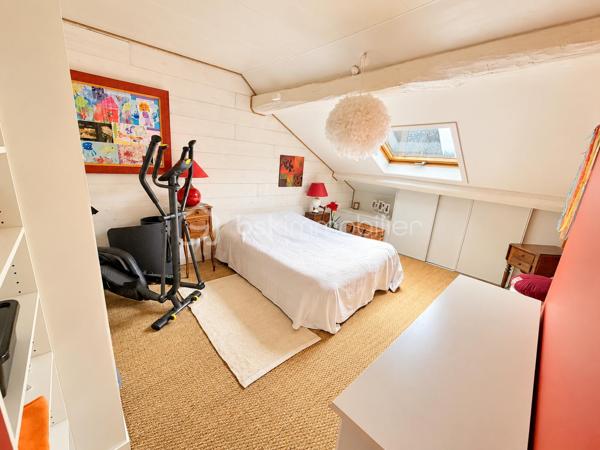 Idéalement située à proximité de la N20, direction Paris, et de la gare TER desservant Paris et Orléans.
Laissez-vous séduire par cette belle maison familiale située à Angerville, rénovée récemment avec soin, offrant de beaux volumes, de belles prestations et un cadre de vie agréable.
Dès votre arrivée, vous découvrirez un spacieux salon agrémenté d'une magnifique cheminée, véritable pièce maîtresse de cet espace de vie, apportant charme, chaleur et convivialité. Une belle cuisine aménagée et entièrement équipée, à la fois fonctionnelle et accueillante, complète cet espace.
Le rez-de-chaussée dispose également d'une salle d'eau, d'une buanderie ainsi que d'un garage attenant à la maison, offrant un confort appréciable au quotidien.
À l'étage, l'espace nuit vous séduira par ses trois grandes chambres aux volumes généreux, chacune équipée de placards intégrés, alliant confort et praticité. Une salle de bains complète ce niveau.
Au dernier étage, vous découvrirez une quatrième chambre spacieuse, également dotée de rangements intégrés, idéale pour accueillir famille et amis ou aménager un espace selon vos envies.
Un véritable atout pour les amateurs de vin : une superbe cave à vin aménagée, apportant une touche de caractère et d'authenticité à cette propriété.
Autre point fort de cette maison : sa dépendance isolée, disposant d'une mezzanine offrant la possibilité de créer une pièce supplémentaire ainsi que d'une salle d'eau. Un espace aux multiples possibilités, idéal pour recevoir vos proches, aménager un bureau indépendant ou concrétiser vos projets.
Côté extérieur, profitez d'un magnifique jardin entièrement clos et sans vis-à-vis, aménagé où tout a été pensé pour votre confort. Équipé d'un système d'arrosage automatique et d'un robot tondeuse, il vous permettra de profiter pleinement de votre extérieur tout en limitant son entretien. Un espace barbecue avec abri vient compléter cet ensemble, idéal pour partager d'agréables moments en famille ou entre amis.
Côté prestations, la maison bénéficie d'une rénovation récente ainsi que de menuiseries en PVC double vitrage et d'un raccordement au tout-à-l'égout, assurant un confort appréciable au quotidien.
Une maison pleine de charme, récemment rénovée, alliant espace, confort et tranquillité. Un bien aux nombreux atouts, idéal pour une famille souhaitant s'installer dans un environnement agréable.