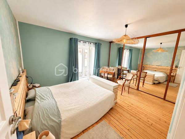 Idéalement située à proximité de la N20, direction Paris, et de la gare TER desservant Paris et Orléans.
Laissez-vous séduire par cette belle maison familiale située à Angerville, rénovée récemment avec soin, offrant de beaux volumes, de belles prestations et un cadre de vie agréable.
Dès votre arrivée, vous découvrirez un spacieux salon agrémenté d'une magnifique cheminée, véritable pièce maîtresse de cet espace de vie, apportant charme, chaleur et convivialité. Une belle cuisine aménagée et entièrement équipée, à la fois fonctionnelle et accueillante, complète cet espace.
Le rez-de-chaussée dispose également d'une salle d'eau, d'une buanderie ainsi que d'un garage attenant à la maison, offrant un confort appréciable au quotidien.
À l'étage, l'espace nuit vous séduira par ses trois grandes chambres aux volumes généreux, chacune équipée de placards intégrés, alliant confort et praticité. Une salle de bains complète ce niveau.
Au dernier étage, vous découvrirez une quatrième chambre spacieuse, également dotée de rangements intégrés, idéale pour accueillir famille et amis ou aménager un espace selon vos envies.
Un véritable atout pour les amateurs de vin : une superbe cave à vin aménagée, apportant une touche de caractère et d'authenticité à cette propriété.
Autre point fort de cette maison : sa dépendance isolée, disposant d'une mezzanine offrant la possibilité de créer une pièce supplémentaire ainsi que d'une salle d'eau. Un espace aux multiples possibilités, idéal pour recevoir vos proches, aménager un bureau indépendant ou concrétiser vos projets.
Côté extérieur, profitez d'un magnifique jardin entièrement clos et sans vis-à-vis, aménagé où tout a été pensé pour votre confort. Équipé d'un système d'arrosage automatique et d'un robot tondeuse, il vous permettra de profiter pleinement de votre extérieur tout en limitant son entretien. Un espace barbecue avec abri vient compléter cet ensemble, idéal pour partager d'agréables moments en famille ou entre amis.
Côté prestations, la maison bénéficie d'une rénovation récente ainsi que de menuiseries en PVC double vitrage et d'un raccordement au tout-à-l'égout, assurant un confort appréciable au quotidien.
Une maison pleine de charme, récemment rénovée, alliant espace, confort et tranquillité. Un bien aux nombreux atouts, idéal pour une famille souhaitant s'installer dans un environnement agréable.