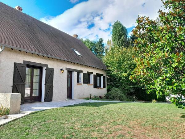 7 pièces, 5 chambres + 1 bureau. Très bon état. Plain-pied possible. Beaux volumes. Sous-sol total. Cadre verdoyant.