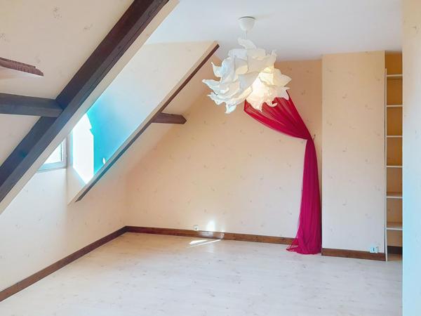 7 pièces, 5 chambres + 1 bureau. Très bon état. Plain-pied possible. Beaux volumes. Sous-sol total. Cadre verdoyant.