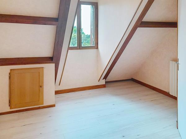 7 pièces, 5 chambres + 1 bureau. Très bon état. Plain-pied possible. Beaux volumes. Sous-sol total. Cadre verdoyant.