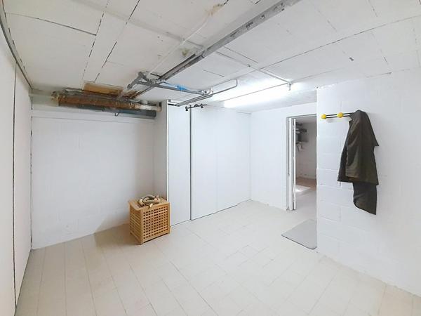 7 pièces, 5 chambres + 1 bureau. Très bon état. Plain-pied possible. Beaux volumes. Sous-sol total. Cadre verdoyant.