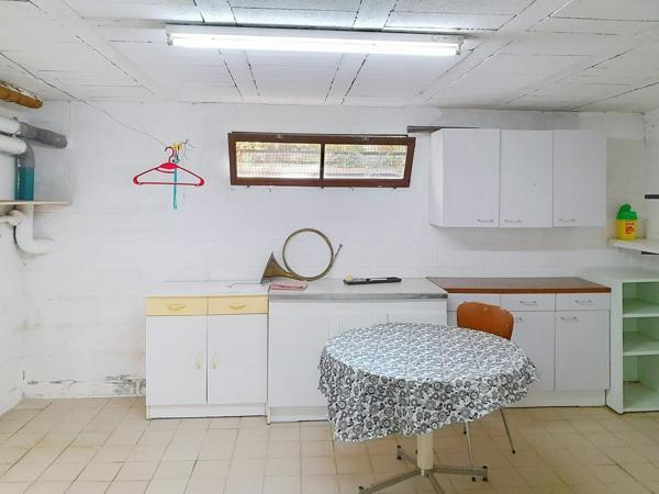 7 pièces, 5 chambres + 1 bureau. Très bon état. Plain-pied possible. Beaux volumes. Sous-sol total. Cadre verdoyant.