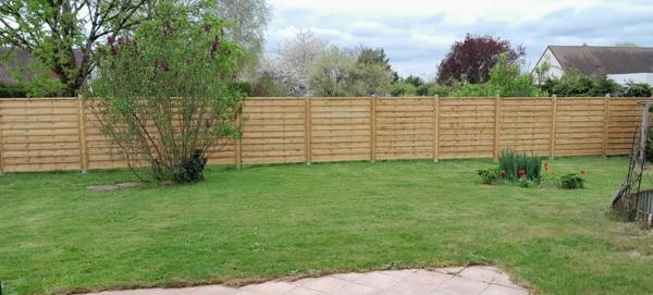 7 pièces, 5 chambres + 1 bureau. Très bon état. Plain-pied possible. Beaux volumes. Sous-sol total. Cadre verdoyant.