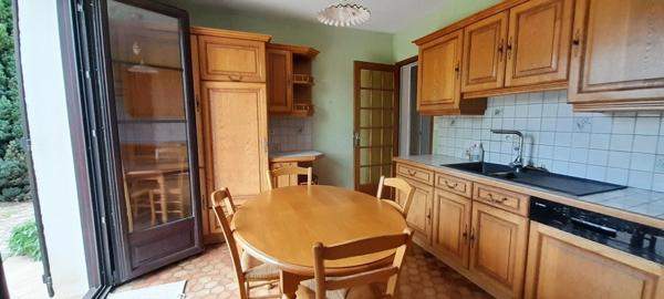 7 pièces, 5 chambres + 1 bureau. Très bon état. Plain-pied possible. Beaux volumes. Sous-sol total. Cadre verdoyant.