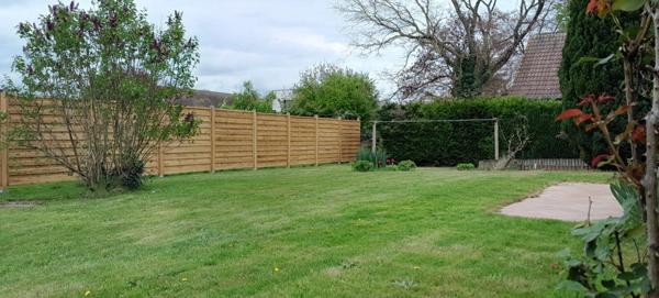 7 pièces, 5 chambres + 1 bureau. Très bon état. Plain-pied possible. Beaux volumes. Sous-sol total. Cadre verdoyant.