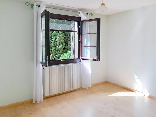 7 pièces, 5 chambres + 1 bureau. Très bon état. Plain-pied possible. Beaux volumes. Sous-sol total. Cadre verdoyant.