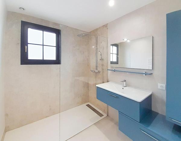 7 pièces, 5 chambres + 1 bureau. Très bon état. Plain-pied possible. Beaux volumes. Sous-sol total. Cadre verdoyant.