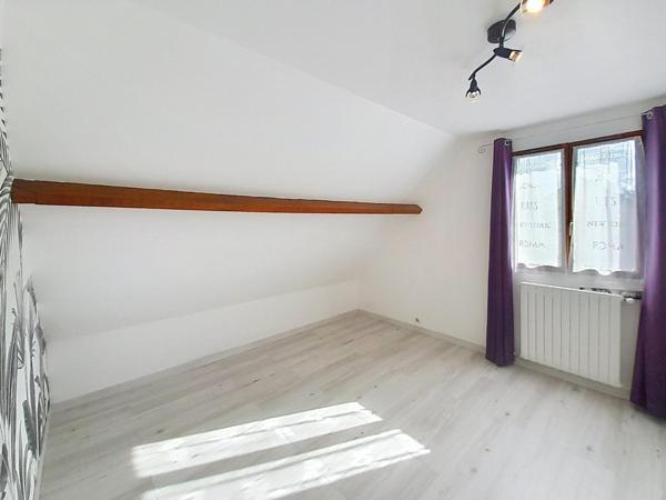 7 pièces, 5 chambres + 1 bureau. Très bon état. Plain-pied possible. Beaux volumes. Sous-sol total. Cadre verdoyant.