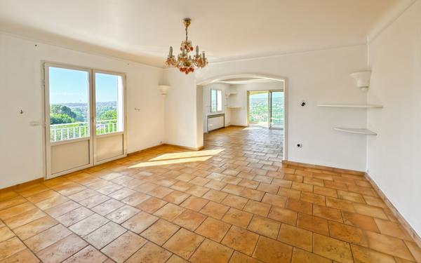 Maison à vendre    5 pièces •  Saint-Paul-de-Vence