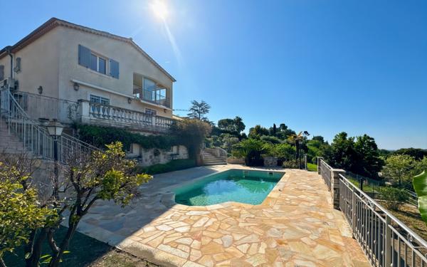 Maison à vendre    5 pièces •  Saint-Paul-de-Vence