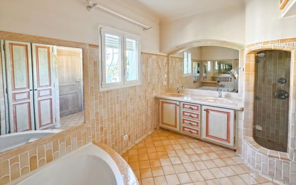 Maison à vendre    5 pièces •  Saint-Paul-de-Vence