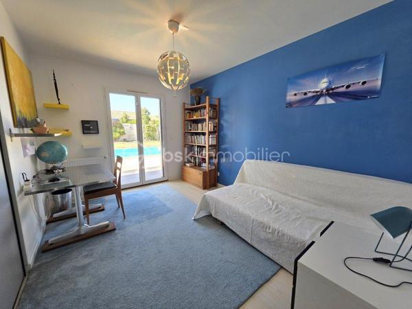 Sur les hauteurs de Tournefeuille dans un quartier résidentiel au CALME, j'ai le plaisir de vous présenter en exclusivité cette superbe maison familiale de 204 m² de PLAIN PIED construite en 2013 en HAUTE PERFORMANCE ENERGETIQUE. Très fonctionnelle, elle offre une belle entrée avec rangement, une cuisine toute équipée ouverte sur la pièce de vie très lumineuse qui permet d'accéder à la terrasse couverte. Une première partie pour les invités (ou un parent) avec une chambre et sa propre salle d'eau et un toilette séparé. A l'opposé, l'autre partie nuit propose une suite parentale avec dressing, salle d'eau et toilette. A cela s'ajoute 4 grandes chambres avec rangements, un espace bureau, une salle de bain avec toilette. La buanderie et le garage de 40 m² viennent optimiser l'agencement. 
Toute la maison est orientée vers la piscine et son jardin arboré à l'abri des regards afin de profiter pleinement de l'extérieur dès les beaux jours.
Confort de vie : 5 chambres (12 à 21 m²) , 1 espace bureau (ou salle de jeux), 2 salles d'eau, 1 salle de bain, 3 WC, buanderie, garage avec rochelle.
Prestations de qualité : DPE B, Label BBC (basse consommation), climatisation réversible Daïkin (2019) dans l'espace nuit, menuiseries aluminium/bois double vitrage, prise de recharge pour véhicule électrique, chaudière gaz Vaillant, eau chaude sanitaire gaz et solaire, isolation laine minérale, vide sanitaire, conduit existant pour installer un poêle.
École maternelle Les Crayons de Couleur, école primaire Pablo Picasso, collège Léonard de Vinci, lycée Françoise.
Transports : bus 55 et 121, gare Colomiers, RN 125