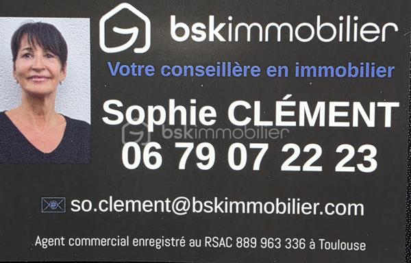 Sur les hauteurs de Tournefeuille dans un quartier résidentiel au CALME, j'ai le plaisir de vous présenter en exclusivité cette superbe maison familiale de 204 m² de PLAIN PIED construite en 2013 en HAUTE PERFORMANCE ENERGETIQUE. Très fonctionnelle, elle offre une belle entrée avec rangement, une cuisine toute équipée ouverte sur la pièce de vie très lumineuse qui permet d'accéder à la terrasse couverte. Une première partie pour les invités (ou un parent) avec une chambre et sa propre salle d'eau et un toilette séparé. A l'opposé, l'autre partie nuit propose une suite parentale avec dressing, salle d'eau et toilette. A cela s'ajoute 4 grandes chambres avec rangements, un espace bureau, une salle de bain avec toilette. La buanderie et le garage de 40 m² viennent optimiser l'agencement. 
Toute la maison est orientée vers la piscine et son jardin arboré à l'abri des regards afin de profiter pleinement de l'extérieur dès les beaux jours.
Confort de vie : 5 chambres (12 à 21 m²) , 1 espace bureau (ou salle de jeux), 2 salles d'eau, 1 salle de bain, 3 WC, buanderie, garage avec rochelle.
Prestations de qualité : DPE B, Label BBC (basse consommation), climatisation réversible Daïkin (2019) dans l'espace nuit, menuiseries aluminium/bois double vitrage, prise de recharge pour véhicule électrique, chaudière gaz Vaillant, eau chaude sanitaire gaz et solaire, isolation laine minérale, vide sanitaire, conduit existant pour installer un poêle.
École maternelle Les Crayons de Couleur, école primaire Pablo Picasso, collège Léonard de Vinci, lycée Françoise.
Transports : bus 55 et 121, gare Colomiers, RN 125